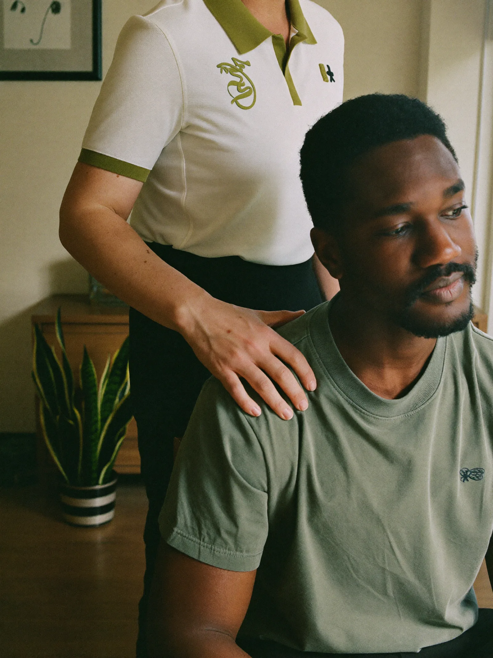 Fisioterapeuta avaliando a mobilidade do ombro de um paciente na Clínica Elos